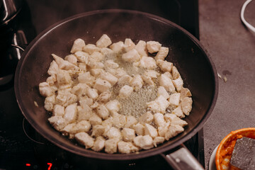 Pierś z kurczaka smażona na patelni © rozentuzjazmowany