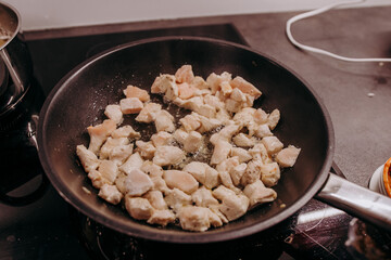 Pierś z kurczaka smażona na patelni © rozentuzjazmowany