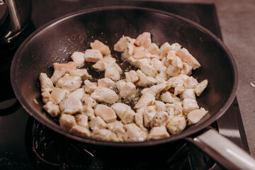 Pierś z kurczaka smażona na patelni © rozentuzjazmowany