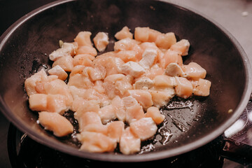 Pierś z kurczaka smażona na patelni © rozentuzjazmowany