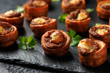 Mini Yorkshire puddings with shredded beef and gravy