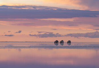 Entorno del salar de Uyuni al atardecer © Néstor Rodan