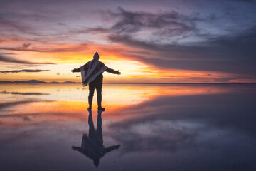 Entorno del salar de Uyuni al atardecer © Néstor Rodan
