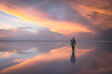Entorno del salar de Uyuni al atardecer © Néstor Rodan