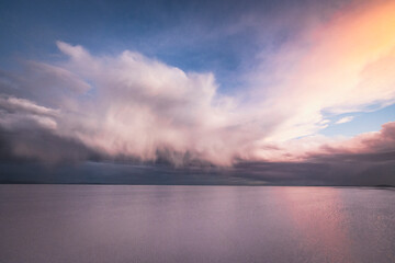 Entorno del salar de Uyuni al atardecer © Néstor Rodan