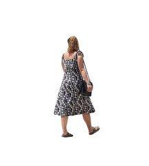 Femme  vue de dos en robe d’été noire et blanche, marchant avec un sac en bandoulière, tenue estivale décontractée, démarche tranquille en plein jour
