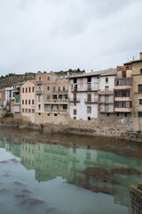 Construcciones medievales con reflejo en el río