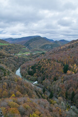 Vista panorámica de paisaje otoñal con valle, montañas y río 