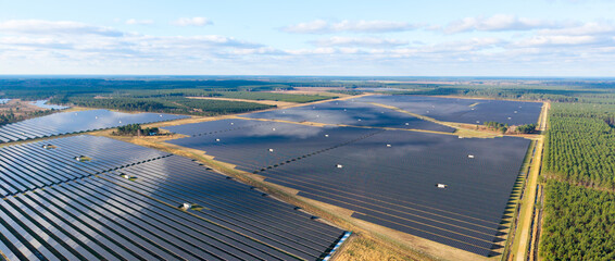Centrale &eacute;lectrique et panneaux solaires