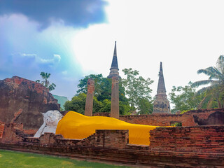 The reclining Buddha symbolizes both physical rest and spiritual enlightenment, inviting reflection.