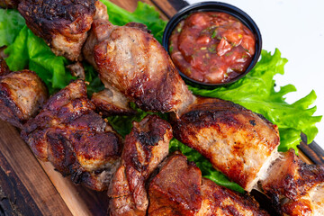 Grilled marinated chicken served on fresh lettuce with salsa