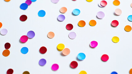 Fototapeta premium Playful polka dot wallpaper featuring vibrant multicolored dots on a clean white background, adding a cheerful and energetic vibe to any space, perfect for children’s rooms or playful décor. 