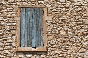 Fenster mit blauen Fensterläden