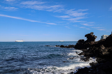 맑은 하늘과 구름 아래, 바위와 어우러진 바다 풍경 제주 제주시 용담동 용두암