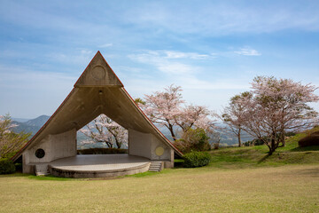 桜の下の公園のコンサートステージ