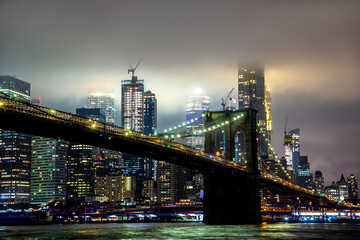 Fototapeta premium Brooklyn Bridge and Manhattan at night