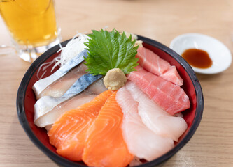 北海道で食べる海鮮丼と生ビール