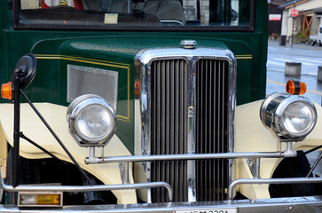 バスのヘッドライト