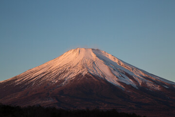 朝日に染まる富士山