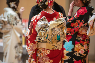 成人式で色打掛をした着物を着た女性の後ろ姿