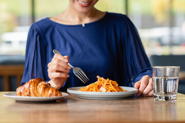 カフェで食事するミドルの日本人女性（パーツ）