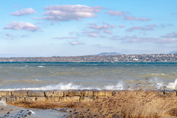 grosse bise hivernale  sur le lac Léman