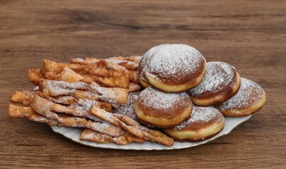 Tlusty czwartek pączki i faworki leżą na paterze  © Paweł Kacperek