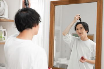 ヘアケアをする男性