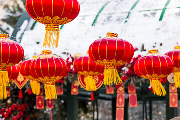 Naklejka premium Chinese red Christmas lanterns on Tverskaya Street in Moscow. Close-up. The first ever meeting of the Chinese New Year 2024 in Moscow.