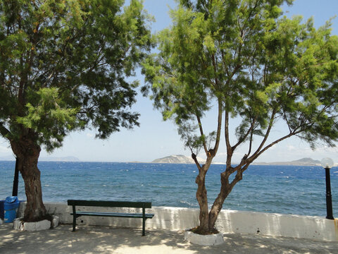 Parkbank direkt vor der Brandung auf Nisyros mit Blick auf Gyali und Kos