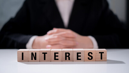Obraz premium Interest rate on wooden block in business financial debt risk investment economy