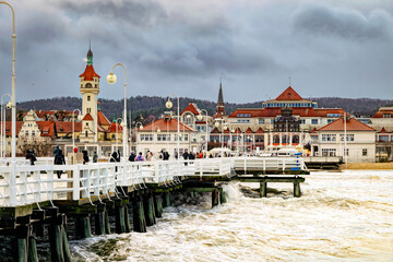 Obraz premium Beautiful old wooden pier in Sopot and stormy sea waves