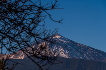 Paisaje con el volcán del Teide nevado de fondo.