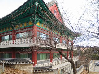 Fototapeta premium Beautiful traditional Korean wooden architecture, showcasing the elegance of Hanok style buildings.