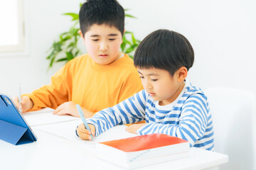 Fototapeta premium child, brothers, studying, boy, tablet, online class, dx, digital transformation, remote, learning, e-learning, correspondence education, education, kid, male, man, japanese, asian, school, classroom,