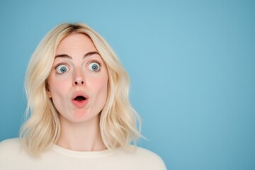 Naklejka premium A woman displaying shock and surprise on her face