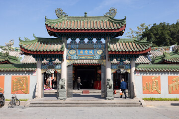 Obraz premium People pray for the New Year at the Chenghuang Temple in Jieyang, Guangdong, China