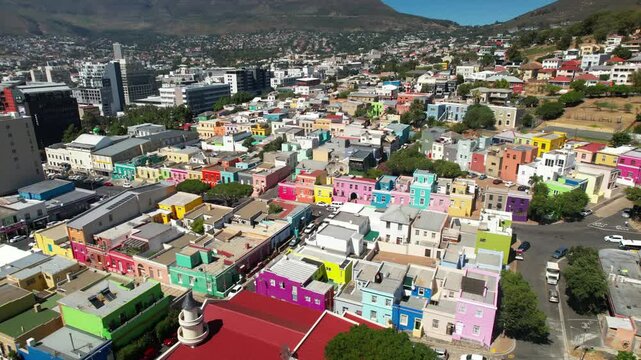 Cape Town&rsquo;s colorful buildings line the streets, adding vibrancy to the city&rsquo;s lively atmosphere.
