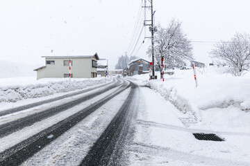 Fototapeta premium 田舎の道路の雪景色