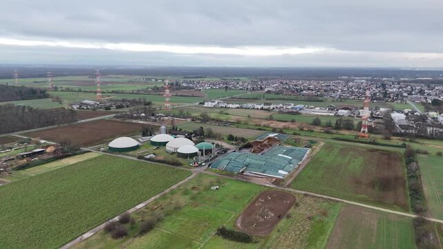Felder und Biogasanlage bei Darmstadt