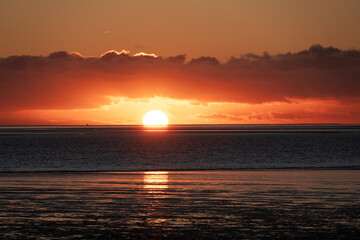 Wattenmeer - Ökosystem Nordsee im goldenen Licht der untergehenden Sonne