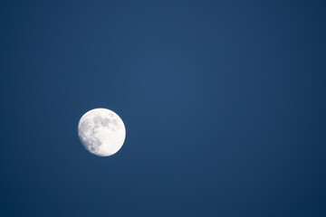 Mondansicht - fast vollständig runder und heller Vollmond am dunkelblauem Himmel