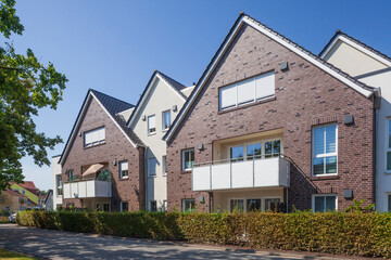 Fototapeta premium Wohngebäude aus Backstein, Jever, Ostfriesland, Niedersachsen, Deutschland