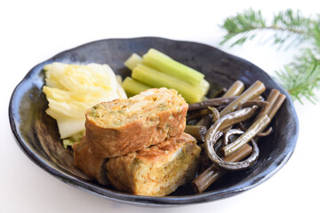 山椒の実入り卵焼きとゼンマイ