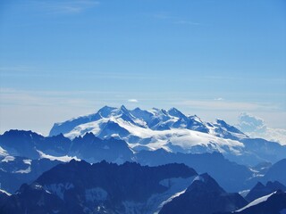 Blick zu den 4000tern der Monte Rosa Gruppe:
Dofourspitze 4634m, Nordend 4609m, Zumsteinspitze 4562m, Signalkuppe 4554m, Liskamm 4527m, Parrotspitze 4443m, Ludwigshöhe 4443m, Breithorn 4164m
