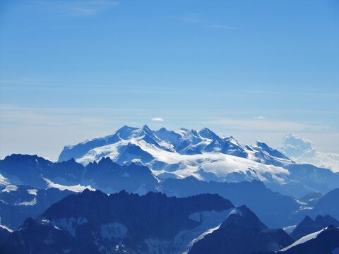 Blick zu den 4000tern der Monte Rosa Gruppe:
Dofourspitze 4634m, Nordend 4609m, Zumsteinspitze 4562m, Signalkuppe 4554m, Liskamm 4527m, Parrotspitze 4443m, Ludwigsh&ouml;he 4443m, Breithorn 4164m