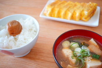 小学5年生の子供が冬休みに家庭科の宿題で作った味噌汁と、梅干しを乗せた白米と卵焼き。