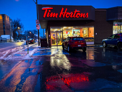 restaurant Tim Hortons durant la nuit	