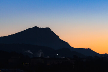 Obraz premium Sainte Victoire mountain in the light of a winter morning