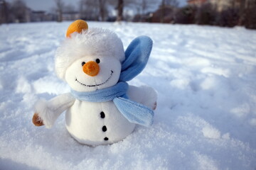 Ein fröhlicher Schneemann imSchnee